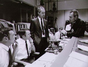 Pohled do řídícího centra během nouzového návratu Apolla 13