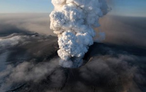 Kouř, stoupající z kráteru sopky