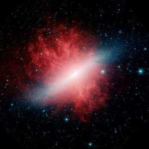 Galaxie M82 v infračerveném a viditelném světle