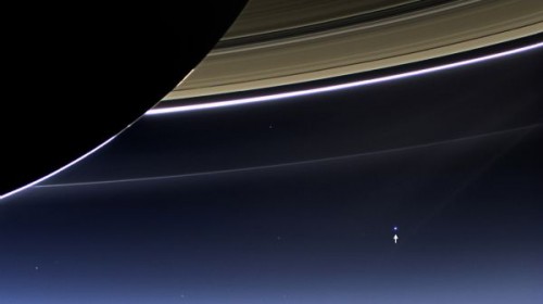 Unikátní snímek Země ze vzdálenosti 1,5 miliardy km pořídila 19. července sonda Cassini přitom, co se vhodně natočila směrem k Zemi u planety Saturn. Země je na fotografii jen jako malá tečka, což je výsledek patnáctiminutové expozice.