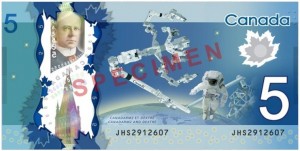 Nová kanadská pětidolarová bankovka s vyobrazením vesmírného manipulátoru nazývaného „Kanadská ruka“.
