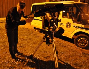 Foto 1 – Při veřejném pozorování může do hvězdářského dalekohledu nahlédnout každý Foto Radka ŽÁKOVÁ (Soubor.JPG)
