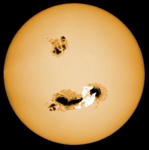 Obrázek z přednášky Michala Švandy – Malířova představa extrémně silné sluneční erupce, tzv. supererupce (superflare), autor Hiroyuki MAEHARA (Soubor.JPG)