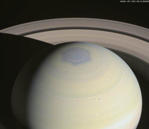 Další pohled na severní pól ze sondy Cassini