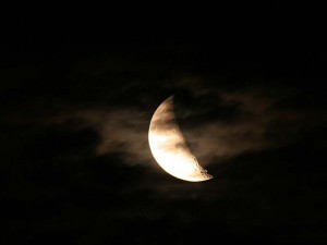 Měsíc ponořený do mraků