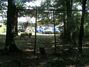 Pohled na tábor z lesa