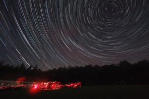 Stopy hvězd nad táborem