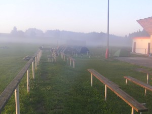 Ranní mlha nad táborem