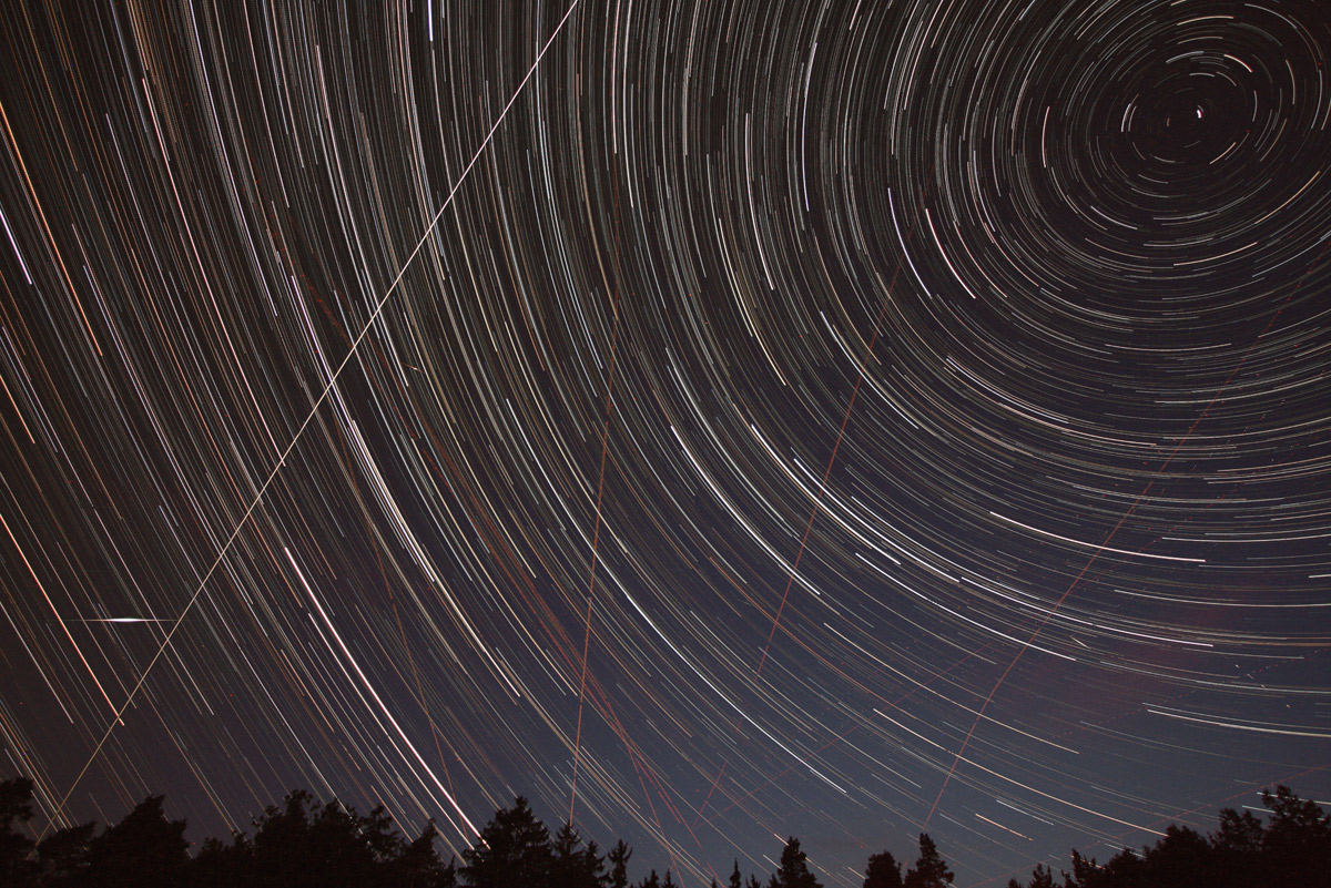 Stopy hvězd, ISS, Iridium a 2 meteory (expozice 100 minut)