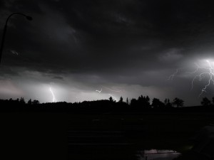 Noční bouřka nad táborem