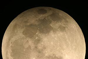 Měsíc konečně vylezl z mraků, polostínová fáze zatmění. Čas: 00:19 SELČ, ISO:200, exp.: 1/60 s, Meniscus-Cassegrain 150/2250 mm, fotoaparát v prim. ohnisku. Autor fotografie: Petr Mašek