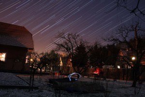 Stopy hvězd nad pozorovacím stanovištěm